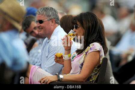 Hove Regno Unito 26 luglio 2013 - Bere un fresco bicchiere di Pimms come Sussex prendere in Australia a Hove County Ground oggi Foto Stock