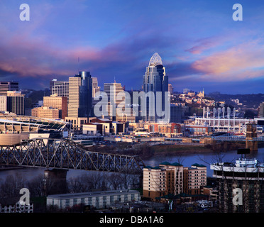 Edifici contemporanei, Cincinnati in Ohio su una burrascosa serata invernale, preso dal Parco Devou in Covington Kentucky, Stati Uniti d'America Foto Stock