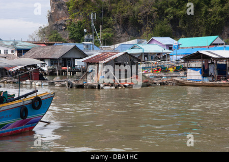 Approccio a Koh Panyi dalla Baia di Phang Nga Foto Stock