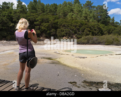 dh Wai o Tapu Thermal Wonderland WAIOTAPU NUOVA ZELANDA Donna tourist fotografando Oyster piscina geotermale paesaggio scattare foto rotorua Foto Stock