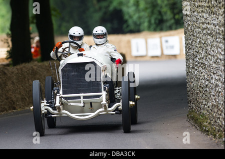 Chichester, Regno Unito - Luglio 2013: Mercedes Grand Prix passa il muro di pietra focaia in azione al Festival di Goodwood di velocità Foto Stock