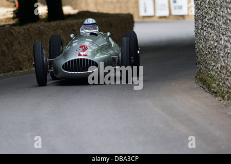 Chichester, Regno Unito - Luglio 2013: Mercedes-Benz W154 passa il muro di pietra focaia in azione al Festival di Goodwood di velocità Foto Stock