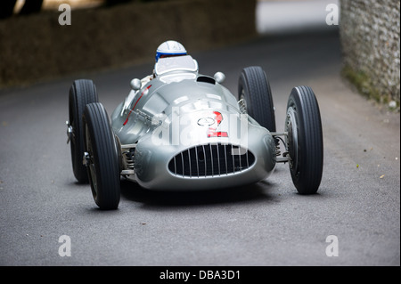 Chichester, Regno Unito - Luglio 2013: Mercedes-Benz W154 passa il muro di pietra focaia in azione al Festival di Goodwood di velocità Foto Stock