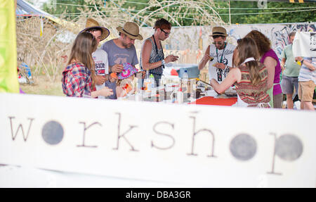 Malmesbury, Wiltshire, Regno Unito. Il 26 luglio 2013. La gente a prendere parte a un seminario di arti DEL FESTIVAL WOMAD in Charlton Park vicino a Malmesbury nel Wiltshire. Il world music festival attira quasi 40.000 persone alla posizione rurale. 26 luglio 2013 Credit: Adam Gasson/Alamy Live News Foto Stock