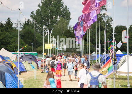 Malmesbury, Wiltshire, Regno Unito. Il 26 luglio 2013. La gente arriva al Womad Festival di Charlton Park vicino a Malmesbury nel Wiltshire. Il world music festival attira quasi 40.000 persone alla posizione rurale. 26 luglio 2013 Credit: Adam Gasson/Alamy Live News Foto Stock