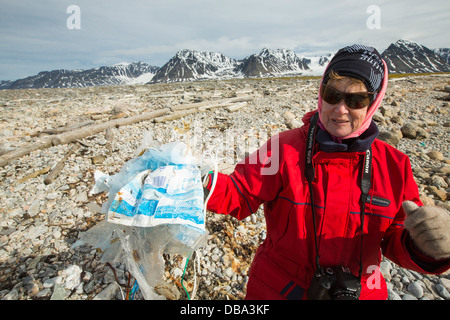 I turisti raccogliere rifiuti plastici su una spiaggia remota nel nord Svalbard, solo circa 600 miglia dal Polo Nord. Foto Stock