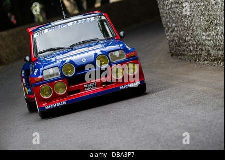 Chichester, Regno Unito - Luglio 2013: Renault 5 Maxi Turbo passa il muro di pietra focaia in azione al Festival di Goodwood di velocità Foto Stock