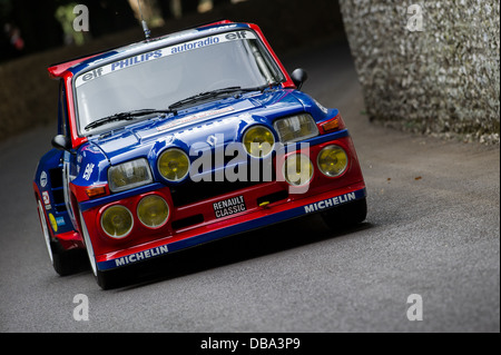 Chichester, Regno Unito - Luglio 2013: Renault 5 Maxi Turbo passa il muro di pietra focaia in azione al Festival di Goodwood di velocità Foto Stock