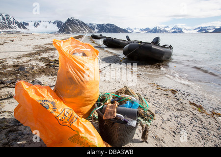 I turisti raccogliere rifiuti plastici su una spiaggia remota nel nord Svalbard, solo circa 600 miglia dal Polo Nord. Foto Stock