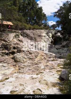 dh Wai o Tapu Thermal Wonderland WAIOTAPU NUOVA ZELANDA Donna vista turistica Bridal Veil Falls vulcano cascata lava flusso roccia Foto Stock