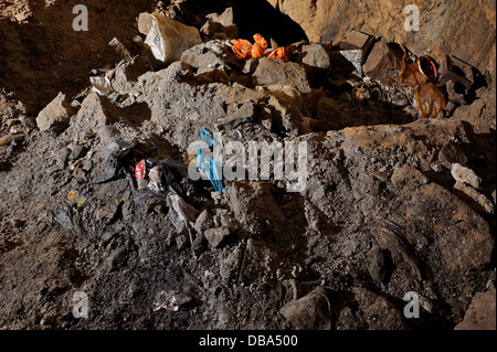 Una spedizione verso il basso le Gouffre Berger (cave) nel Vercors regione della Francia 2012. Foto Stock