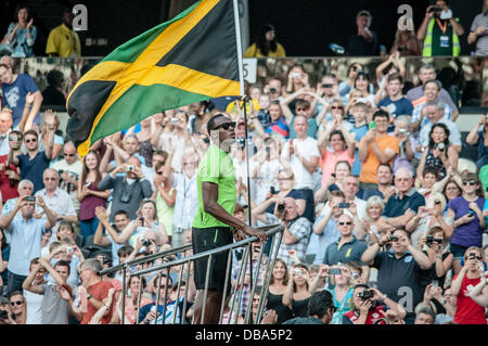 Londra, Regno Unito. Il 26 luglio 2013. Usain Bolt cavalca un razzo auto durante la Sainsbury's Anniversario giochi presso la Queen Elizabeth Olympic Park Stadium di Londra del luglio 26th, 2013, REGNO UNITO Foto Stock