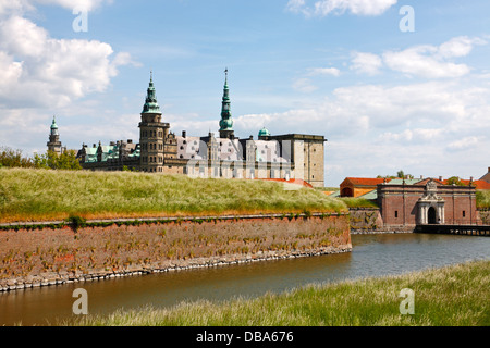 Il rinascimentale Castello Kronborg a Elsinore, Danimarca, con l'ingresso principale e il fossato di protezione in primo piano. Foto Stock