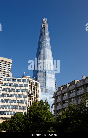 La shard edificio che domina a costruzioni locali a Southwark Londra Inghilterra REGNO UNITO Foto Stock