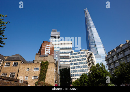 La shard edificio che domina a costruzioni locali tra cui guys hospital a Southwark Londra Inghilterra REGNO UNITO Foto Stock