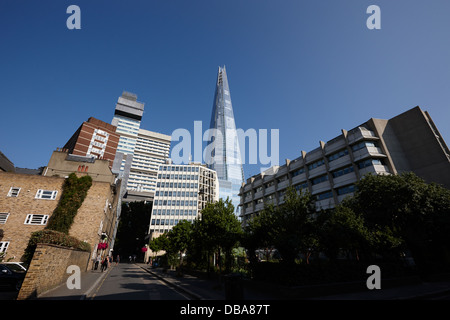 La shard edificio che domina a costruzioni locali tra cui guys hospital a Southwark Londra Inghilterra REGNO UNITO Foto Stock