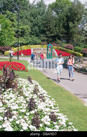 Coppia giovane oltrepassando i confini dei fiori a Sunderland il Mowbray Park, North East England. Foto Stock