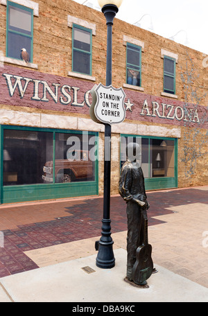 La statua e il murale in 'Standin' all'angolo Park' sul vecchio tracciato 66 in Winslow, Arizona, Stati Uniti d'America Foto Stock