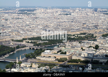 Guardando verso il basso (nord-est) dalla Torre Eiffel, Parigi il Giardino delle Tuileries e il Fiume Senna Foto Stock