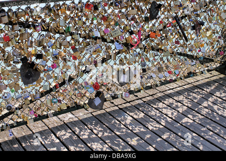 Lucchetti adornano Pont des Arts (o per gli amanti dei ponte) di Parigi, Francia. Foto Stock