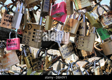 Lucchetti adornano Pont des Arts (o per gli amanti dei ponte) di Parigi, Francia. Foto Stock