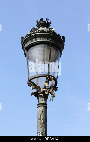 Lucchetti adornano le lanterne sul Pont des Arts (o per gli amanti dei ponte) di Parigi, Francia. Foto Stock