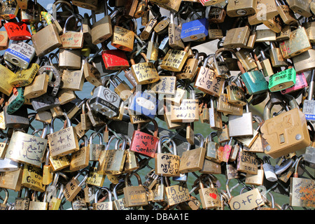 Migliaia di lucchetti adornano Pont des Arts (o per gli amanti dei ponte) di Parigi, Francia. Foto Stock