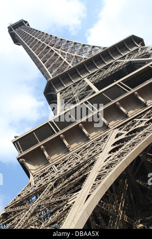 Oscurare vista da sotto la Tour Eiffel (Torre Eiffel) Foto Stock