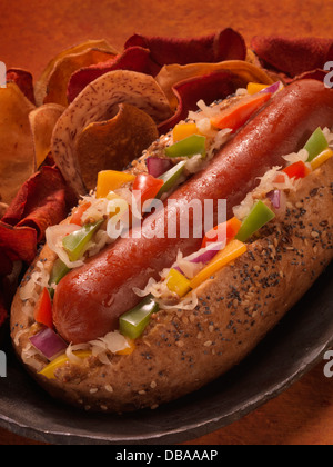 Un carico di stile di Chicago hot dog con chip deli. Foto Stock