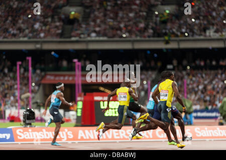 Londra, Regno Unito. Xxvi luglio, 100m mens gara al Diamond League giochi, Usain Bolt in azione contro gli atleti Kim Collins e Dwain Chambers, Anniversario giochi atletica britannica, Londra. 2013. Foto: Credito: Rebecca Andrews/Alamy Live News Foto Stock