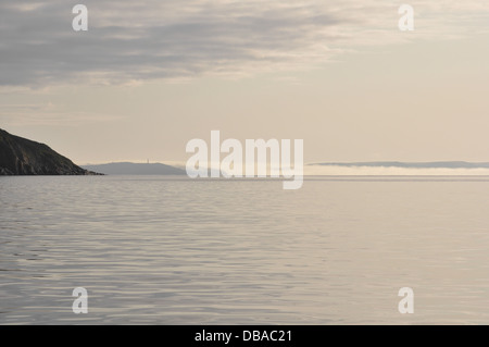 Nebbia di terra il rotolamento lungo il fiume Fowey e sopra il livello del mare. View all'alba da gorran haven. Foto Stock