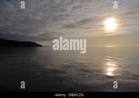 Nebbia di terra il rotolamento lungo il fiume Fowey e sopra il livello del mare. View all'alba da gorran haven. Foto Stock