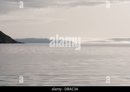 Nebbia di terra il rotolamento lungo il fiume Fowey e sopra il livello del mare. View all'alba da gorran haven. Foto Stock