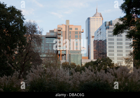 Edificio che circonda Flagstaff Gardens. Melbourne, Australia. Foto Stock