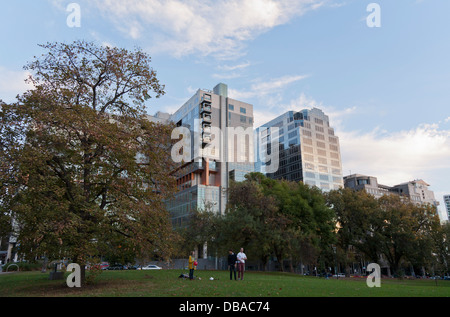 Persone in un parco. Flagstaff Gardens. Melbourne, Australia. Foto Stock