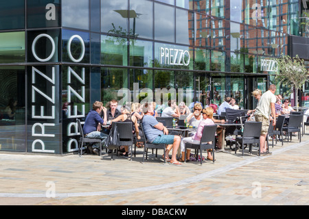 I clienti seduti fuori Prezzo ristorante italiano a MediaCityUk in Salford Quays Foto Stock