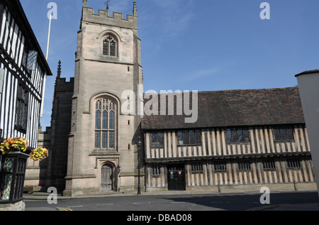 Edifici storici in legno, la sala scolastica di Shakespeare e la cappella della Gilda in Church Street Stratford upon Avon Inghilterra, classificata di grado i nel Regno Unito Foto Stock