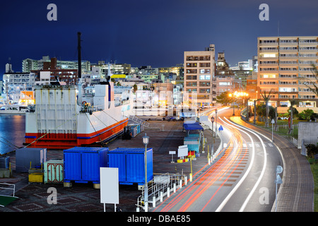 Naha, Okinawa, in Giappone, il porto e la città. Foto Stock