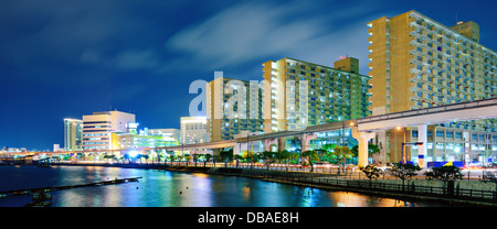 Naha, Okinawa, in Giappone, il porto e la città. Foto Stock