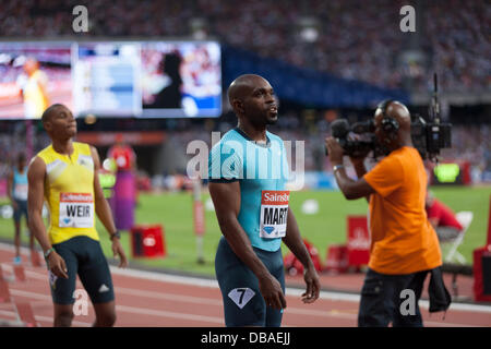 Londra, Regno Unito. Il 26 luglio, gli atleti preparando per il 200m mens gara, Warren Weir (sinistra) 1° posto, Anniversario giochi atletica britannica, Londra. 2013. Foto: Credito: Rebecca Andrews/Alamy Live News Foto Stock