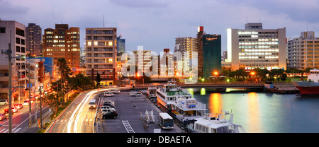 Naha, Okinawa, in Giappone, il porto e la città. Foto Stock