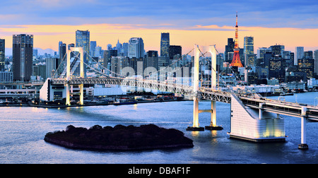 Rainbow Bridge spanning Tokyo Bay con la Torre di Tokyo visibile in background. Foto Stock