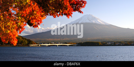 Mt. Fuji con i colori dell'Autunno in Giappone. Foto Stock