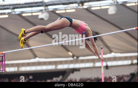 Londra, Regno Unito. Xxvi Luglio, Jennifer Suhr in azione nella womens pole vault al Diamond League giochi, Anniversario giochi atletica britannica, Londra. 2013. Foto: Credito: Rebecca Andrews/Alamy Live News Foto Stock