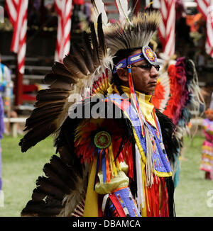 Winnebago, Nebraska, Stati Uniti d'America. 26 Luglio, 2013. I membri della tribù 72 da attraverso gli Stati Uniti hanno partecipato alla 147th homecoming annuale celebrazione, "Pow Wow, della tribù Winnebago del Nebraska. La celebrazione commemora il ritorno della guerra capo piccolo sacerdote e la società "un'Fort Omaha scout, 34th Nebraska volontari. Questa banda di indiani hanno combattuto da 1863-66 con generale A. Sully dell'esercito degli Stati Uniti contro le bande Lakota, Northern Cheyenne, Arapahoe settentrionale e i Santee Dakota bande. Credito: Jerry Mennenga /Jerry Mennenga/ZUMAPRESS.com/Alamy Live News Foto Stock