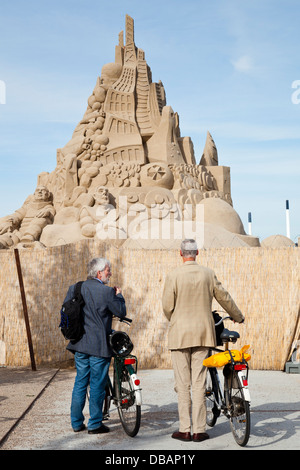 2 Gli uomini di fronte la scultura di sabbia in Copenhagen Foto Stock