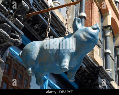 Il Blue Pig restaurant sign in Manchester REGNO UNITO Foto Stock