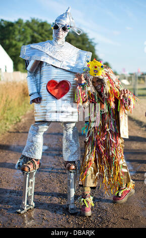 Malmesbury, Wiltshire, Regno Unito. Il 26 luglio 2013. Un paio di vestiti come i caratteri da The Wizard of Oz pongono del festival Womad in charlton park vicino a Malmesbury nel Wiltshire. Il world music festival attira quasi 40.000 persone alla posizione rurale. 26 luglio 2013 credit: adam gasson/alamy live news Foto Stock