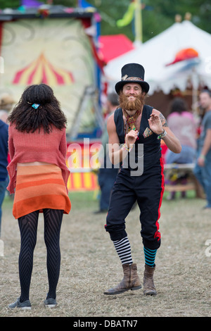Glastonbury Festival 2013 UK uomo dancing vicino alla stadio di Avalon Foto Stock