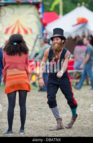 Glastonbury Festival 2013 UK uomo dancing vicino alla stadio di Avalon Foto Stock